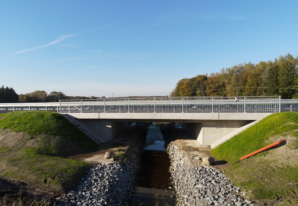 Brücke über den Graben K94 im Zuge der B110 zwischen Tutow-Zemmin